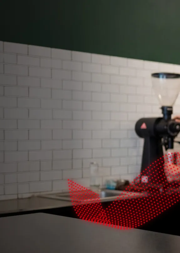 Kvinna använder kassasystem för restaurang från Sharp